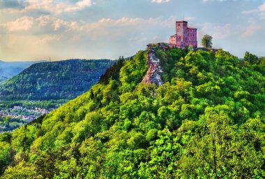 Havadan görünümü Pfalz ormandaki Trifels kalesinin. Rheinland-Pfalz eyalet Almanya turistik cazibe