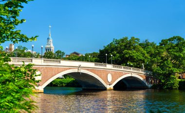 John W. Weeks Memorial Footbridge Boston ve Cambridge arasında Charles Nehri 'nin karşısında Massachusetts, ABD