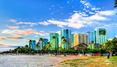 Ala Moana plaj parkı, Honolulu 'daki şehir merkezi silueti Oahu' daki Hawaii Adası.