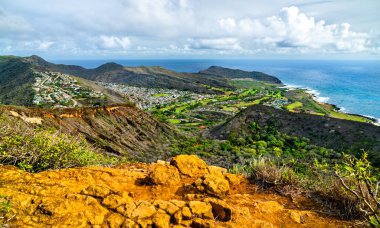 Koko Krateri 'nin Koko Tepesi Merdivenleri' ndeki görüntüsü. Hawaii 'deki Oahu Adası, Birleşik Devletler