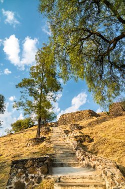 Iztapalapa, Mexico City 'deki Cerro de la Estrella Ulusal Parkı' na giden merdivenler.