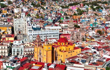 Eski Guanajuato şehrinin havadan görünüşü. Bazilika ve Üniversite ile birlikte. Meksika 'daki UNESCO dünya mirası