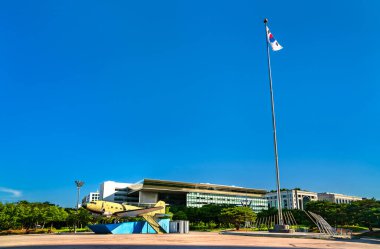 Güney Kore bayrağı ve askeri uçak Seul 'deki eski havaalanı Yeouido Park' ta.