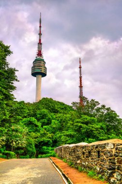 Güney Kore 'nin orta kesimindeki Namsan Dağı' ndaki iletişim kuleleri.