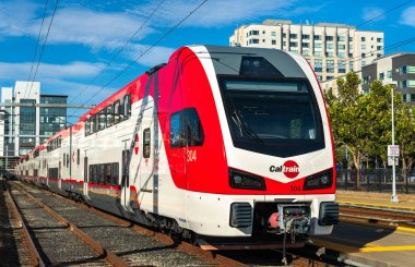 San Francisco, California - 10 Ağustos 2024: San Francisco İstasyonu 'nda yeni elektrikli trenler açılışı. Stadler KISS EMU 'lar Caltrain Elektrik Projesi' nin tamamlanmasından sonra 11 Ağustos 2024 'te faaliyete geçtiler.