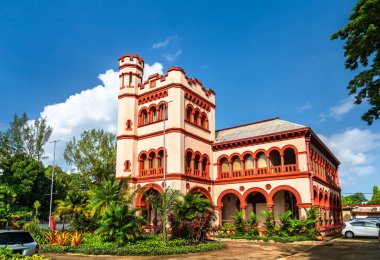 İspanya Limanı, Trinidad ve Tobago 'daki Queens Park Savannah' daki Görkemli Yedi Konak 'tan biri olan Başpiskoposlar Evi.