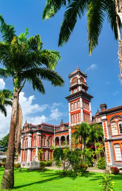 Queens Kraliyet Koleji, İspanya Limanı, Trinidad ve Tobago 'daki Queens Park Savannah' daki Görkemli Yedi Konak 'tan biri.