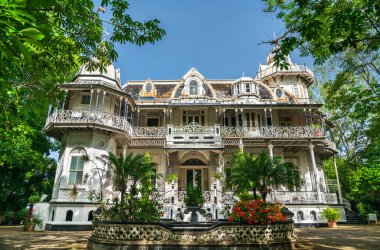 Roomor ya da Ambards House, İspanya Limanı, Trinidad ve Tobago 'daki Queens Park Savannah' daki tarihi yedi malikaneden biri.