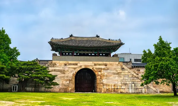 stock image Geonchunmun Gate of Gyeongbokgung Palace in Seoul, South Korea