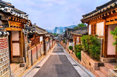 Seul, Güney Kore 'de geleneksel evleri olan Bukchon Hanok Köyü.