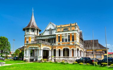 Knowsley Binası, İspanya Limanı, Trinidad ve Tobago 'daki tarihi bir koloni simgesi ve Hükümet Ofisi.