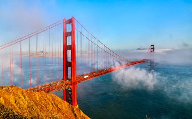 Golden Gate Köprüsü, San Francisco Körfezi 'ne bakan Gizemli Sis' le kaplı.
