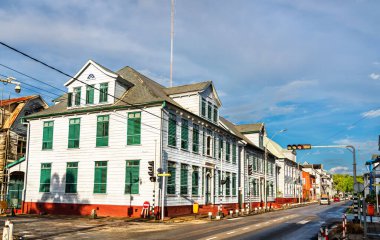 Güney Amerika, Surinam 'daki UNESCO dünya mirası Paramaribo' nun tarihi merkezinde geleneksel evler