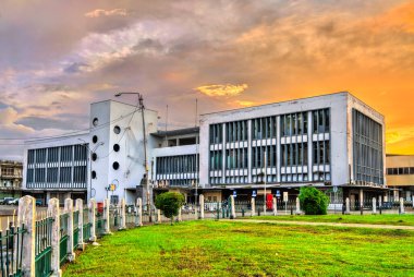 Surinam 'ın başkenti Paramaribo' daki ana postanede dramatik bir gün batımı gökyüzü var.