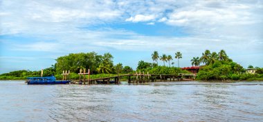 Suriname Nehri üzerindeki Leonsberg Feribot Terminali Paramaribo, Surinam, Güney Amerika