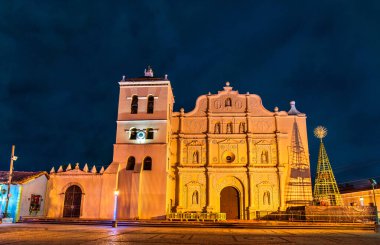 Kusursuz Gebelik Katedrali Comayagua, Honduras 'ta Gece Aydınlandı