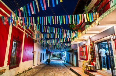 Copan Harabelerinde Geleneksel Cadde Gece Renkli Kurdelelerle süslenir, Honduras