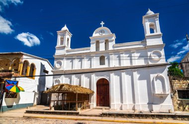 Copan Ruinas 'taki San Jose Obrero Kilisesi. Honduras' taki Copan arkeolojik alanı yakınlarında.