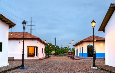 Managua, Nikaragua 'daki Paseo Xolotlan' da Dario, Sandino ve Blanca Arauz Müzelerinin kopyaları.
