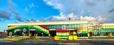 Timehri, Guyana - 27 Temmuz 2024: Georgetown yakınlarındaki Cheddi Jagan Uluslararası Havalimanı Terminali. Guyana, Güney Amerika 'daki en büyük havaalanı.