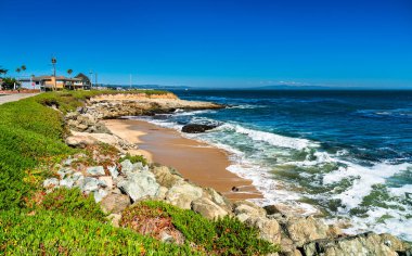 Santa Cruz 'da Sahil Kayalıkları ve Mavi Okyanus Dalgaları - Kaliforniya, ABD