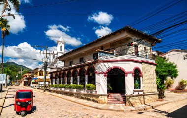 Honduras 'taki Copan arkeolojik alanı yakınlarındaki Copan Ruinas kasabasında geleneksel kırmızı tuk-tuk mototaxi
