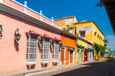Eski Cartagena de Indias kasabasında geleneksel renkli koloni evleri. Kolombiya 'daki UNESCO dünya mirası