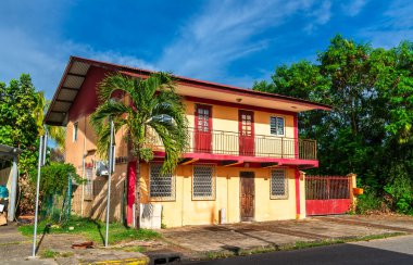 Güney Amerika 'nın Fransız Guyanası' ndaki Kourou şehrinin geleneksel mimarisi.
