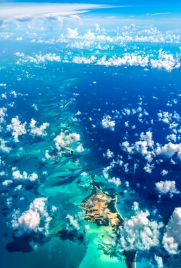 Karayip Denizi 'ndeki Kefen Adası' nın havadan görünüşü, Bahamalar.