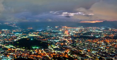 Picacho 'lu İsa' dan Tegucigalpa 'nın gökyüzü çizgisi. Honduras, Orta Amerika