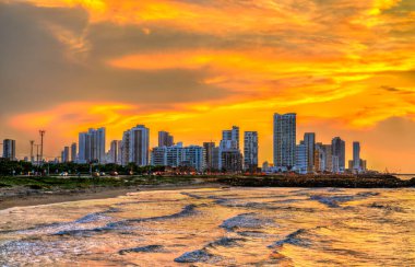 Karayip Denizi 'nin kıyısındaki Cartagena de Indias' ın silueti. Bolivar, Kolombiya