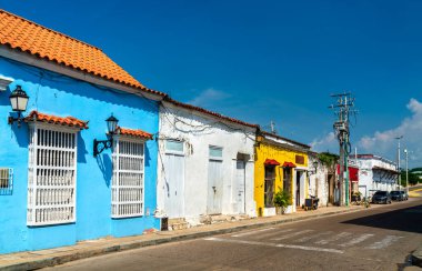 Eski Cartagena de Indias kasabasında geleneksel renkli koloni evleri. Kolombiya 'daki UNESCO dünya mirası
