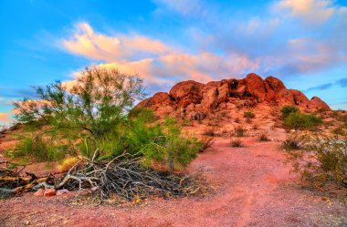 Phoenix, Arizona, ABD 'deki Sonoran Çölü' ndeki Papago Park 'taki Kaya Deliği Butte.