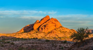 Papago Park 'ın kırmızı kumtaşı tepesi. Amerika Birleşik Devletleri Phoenix, Arizona' da erozyonun neden olduğu birçok mağara var.
