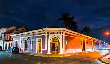 Granada 'nın geleneksel renkli İspanyol sömürge mimarisi. Nikaragua, Orta Amerika