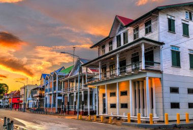Güney Amerika, Surinam 'daki UNESCO dünya mirası Paramaribo' nun tarihi merkezinde geleneksel evler