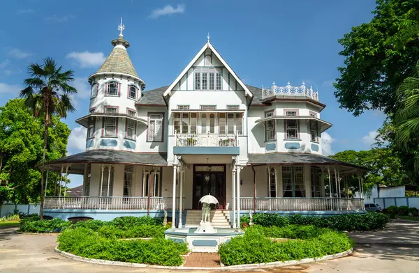 Mille Fleurs, İspanya Limanı, Trinidad ve Tobago 'daki Queens Park Savannah' daki tarihi Yedi Konak 'tan biri.