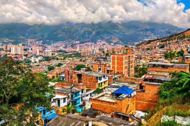 Medellin şehrinin silueti Antioquia, Kolombiya 'daki bir yamaçtan