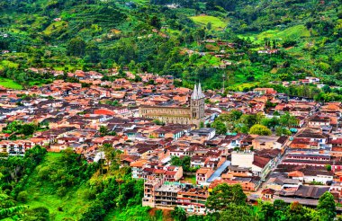 Jardin 'in Antioquia, Kolombiya' daki Kusursuz Gebelik Bazilikası 'yla havadan görünüşü
