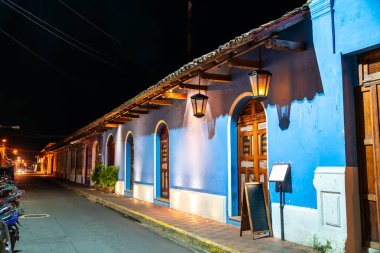 Granada 'nın geleneksel renkli İspanyol sömürge mimarisi. Nikaragua, Orta Amerika