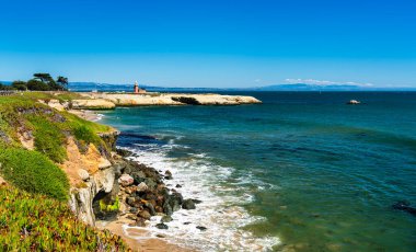 Santa Cruz 'da Sahil Kayalıkları ve Mavi Okyanus Dalgaları - Kaliforniya, ABD