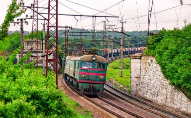 Sovyet yapımı elektrikli lokomotif Ukrayna 'nın Donetsk bölgesinde Siversk yakınlarında bir yük treni taşıyor.