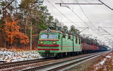 Ukrayna 'nın Kyiv Oblastı' nda kışın ağır bir yük treni taşıyan eski Sovyet elektrikli lokomotifi.
