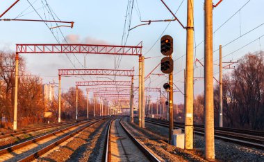 Ukrayna, Kyiv 'deki en büyük istasyon olan Darnytsia istasyonunda demiryolu rayları ve sinyaller var.