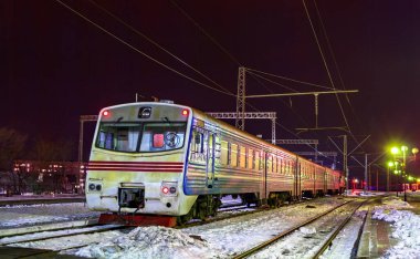 Bir kış gecesi Ukrayna 'nın Volyn Oblastı' ndaki Kovel istasyonunda banliyö treni