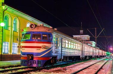 Ukrayna 'nın Volyn Oblastı' ndaki Kovel istasyonunda eski bir Sovyet elektrikli banliyö treni