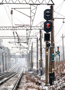 Ukrayna 'nın Kyiv Oblastı' ndaki Fastiv istasyonunda kışın demiryolu rayları ve sinyalleri takip eder.