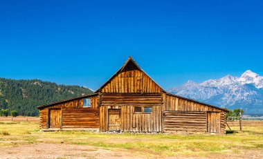 T.A. ABD 'nin Wyoming eyaletindeki Grand Teton Ulusal Parkı' ndaki Mormon Row Tarihi Bölgesi 'ndeki Moulton ahırı.