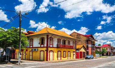 Saint-Laurent-du-Maroni 'nin tipik mimarisi, Fransız Guyanası' nda Surinam sınırında bir kasaba. Güney Amerika