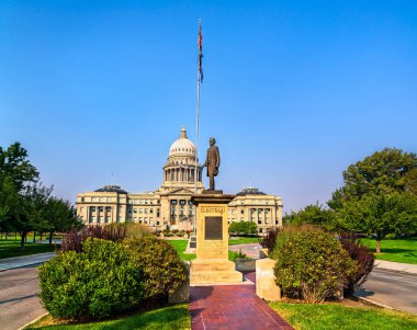 Boise, Idaho - 31 Ağustos 2024: Abraham Lincoln Heykeli ve ABD 'nin başkenti Idaho' daki Idaho Eyalet Binası